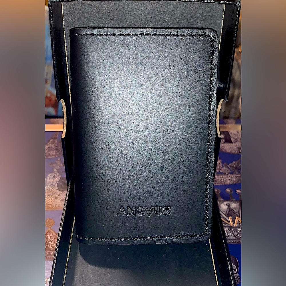 Men’s brand new Anovus Leather credit card holder with AirTag holder.